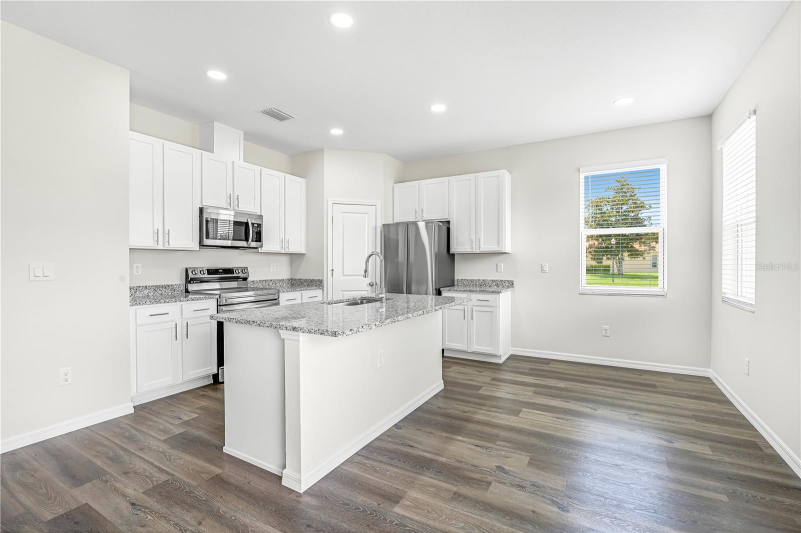 Listing photo id 6 for 9313 Gentle Ben Court