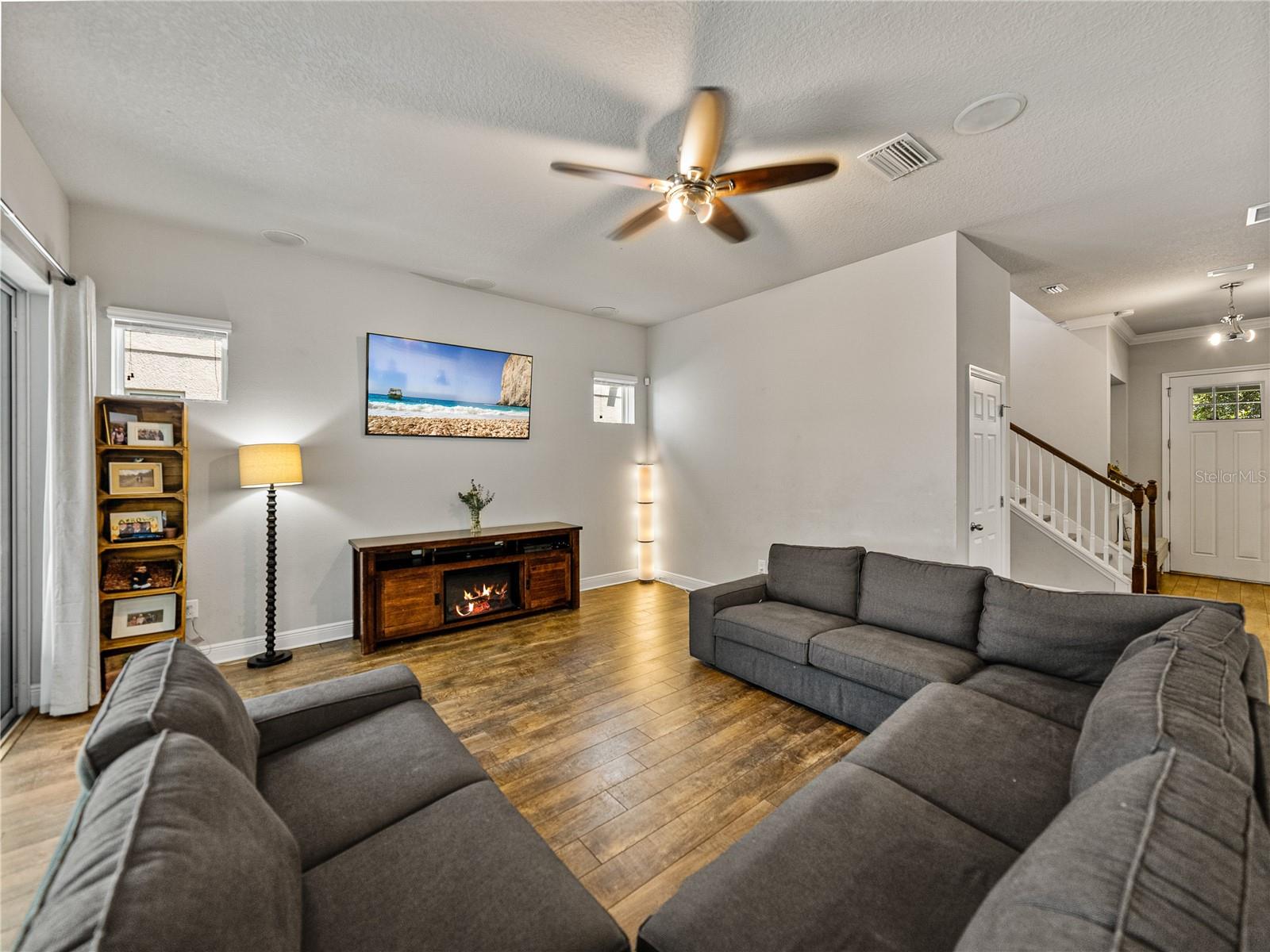 Listing photo id 11 for 14501 Promenade Parkway