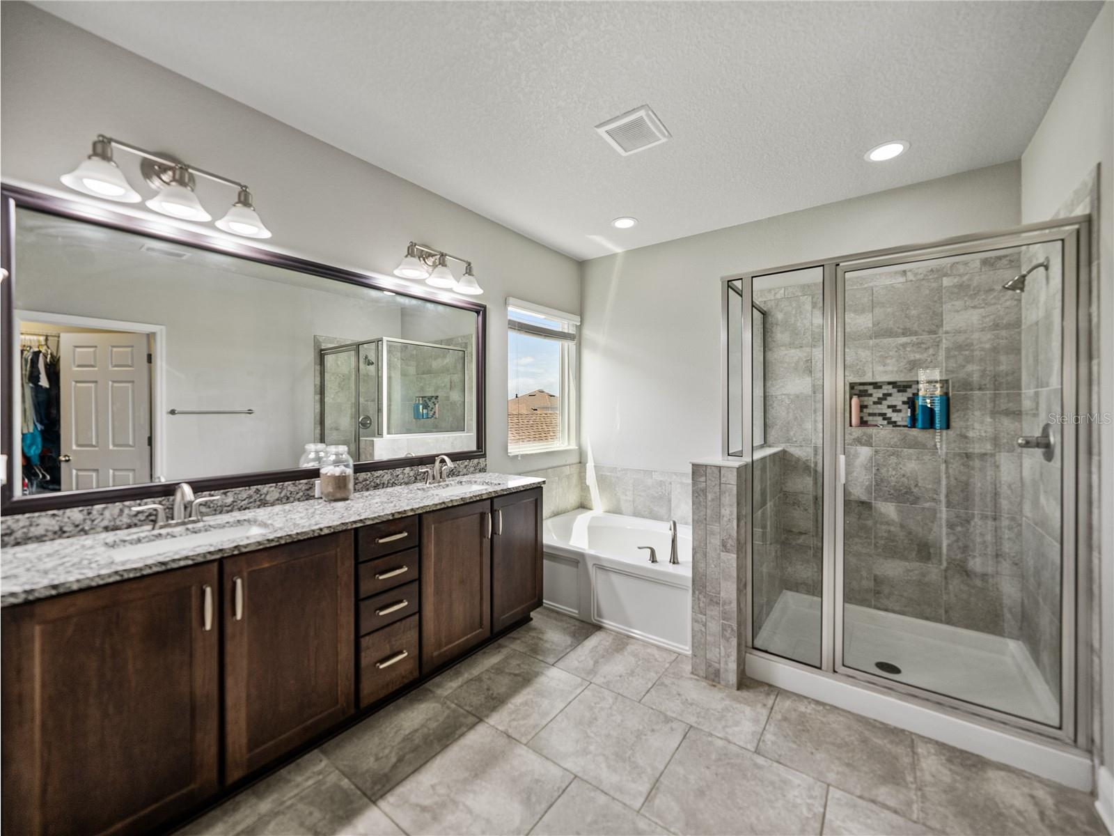 Listing photo id 21 for 14501 Promenade Parkway