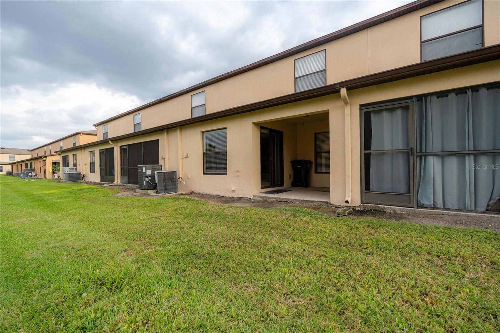 Listing photo id 8 for 2633 Edgewater Falls Drive