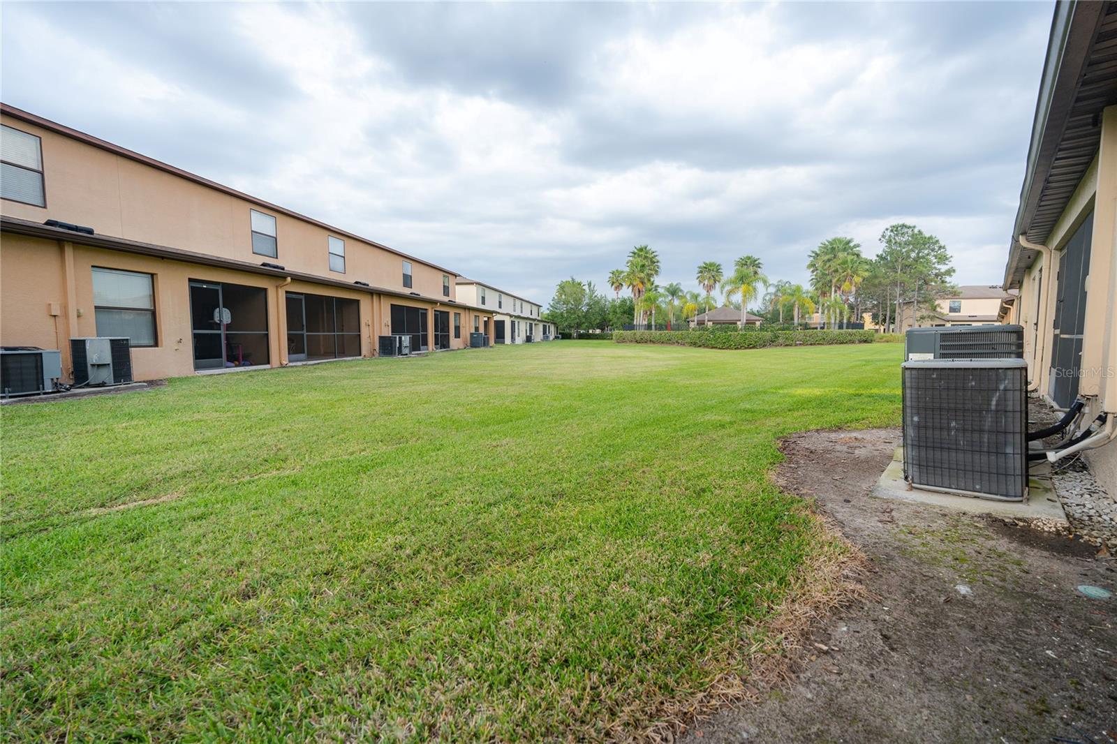 Listing photo id 9 for 2633 Edgewater Falls Drive