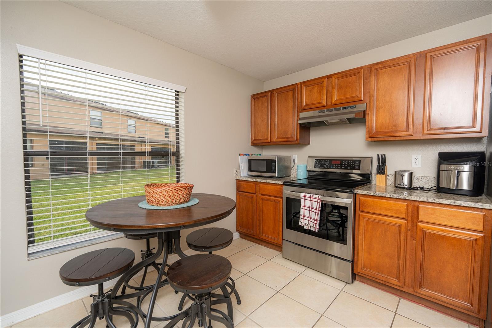 Listing photo id 11 for 2633 Edgewater Falls Drive