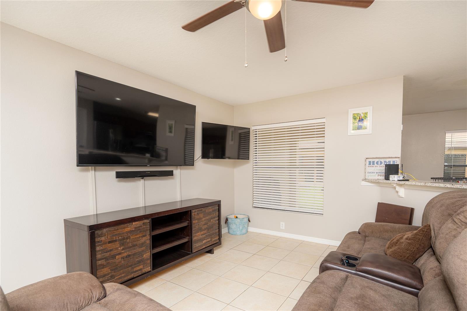 Listing photo id 16 for 2633 Edgewater Falls Drive