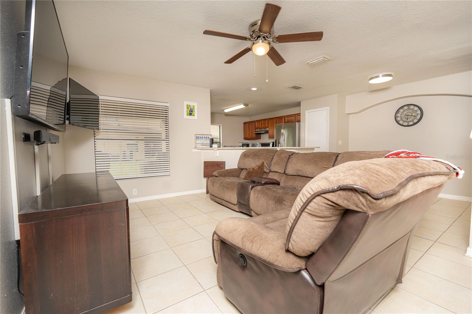 Listing photo id 17 for 2633 Edgewater Falls Drive