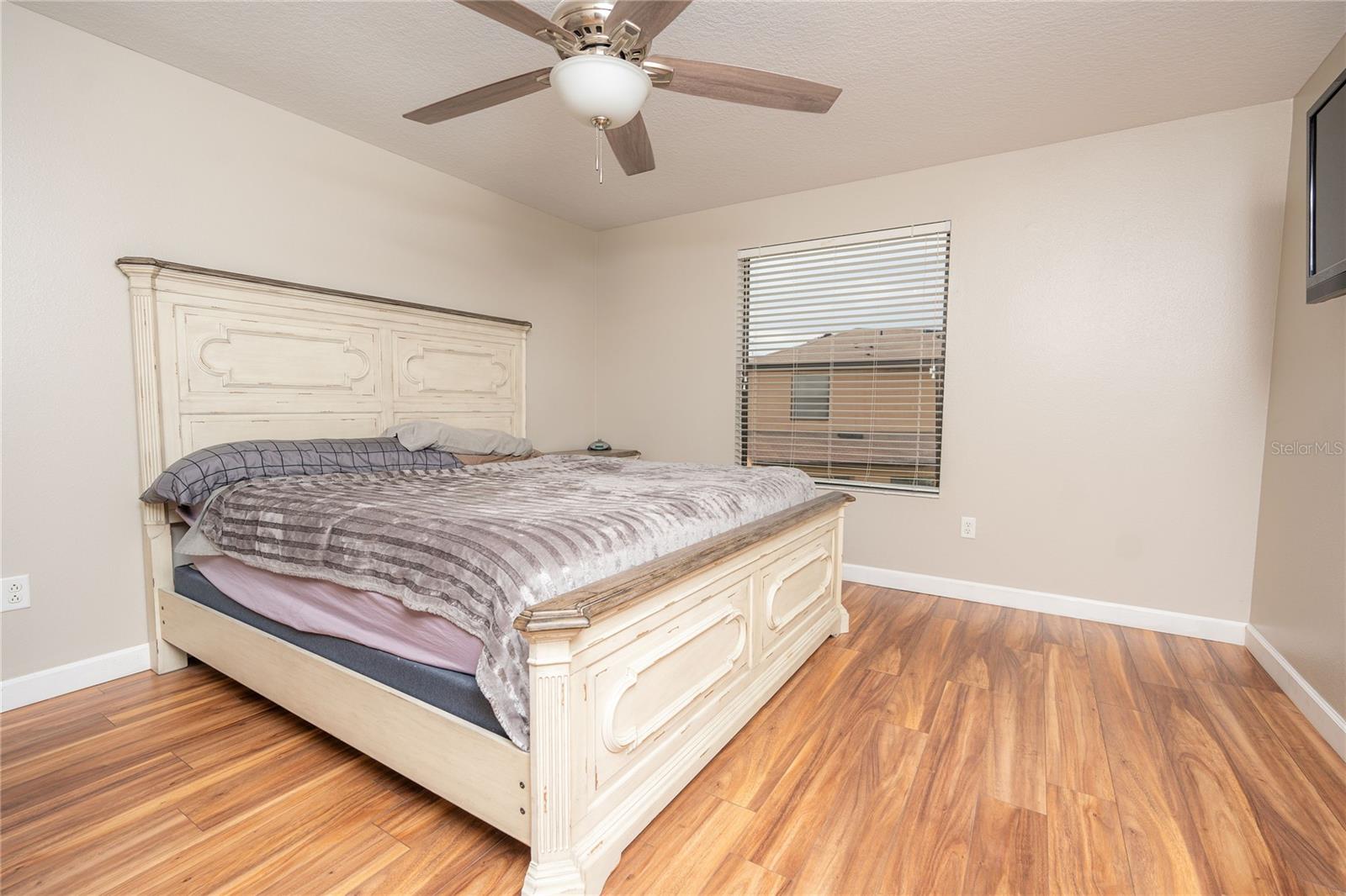 Listing photo id 20 for 2633 Edgewater Falls Drive