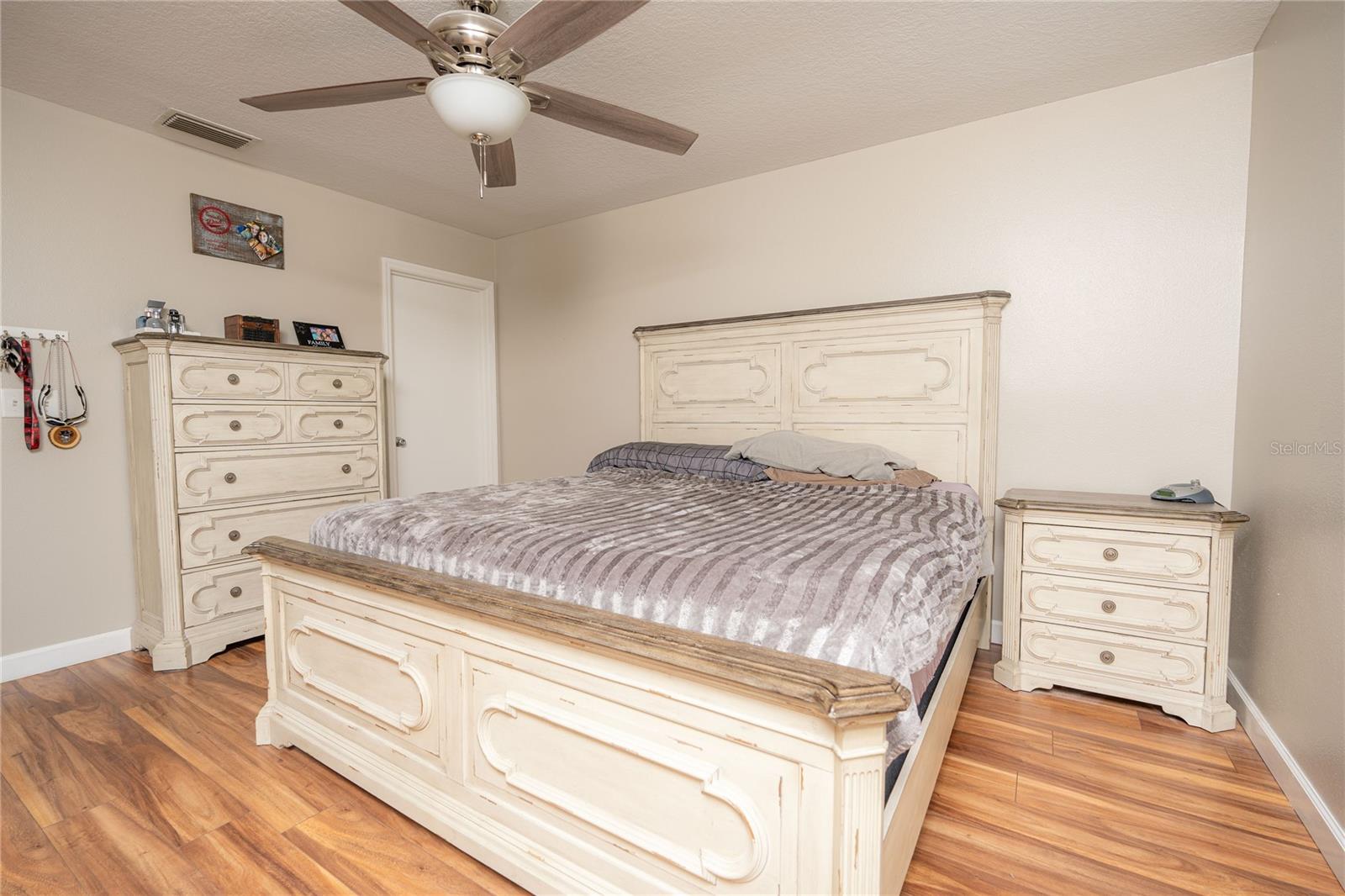 Listing photo id 21 for 2633 Edgewater Falls Drive