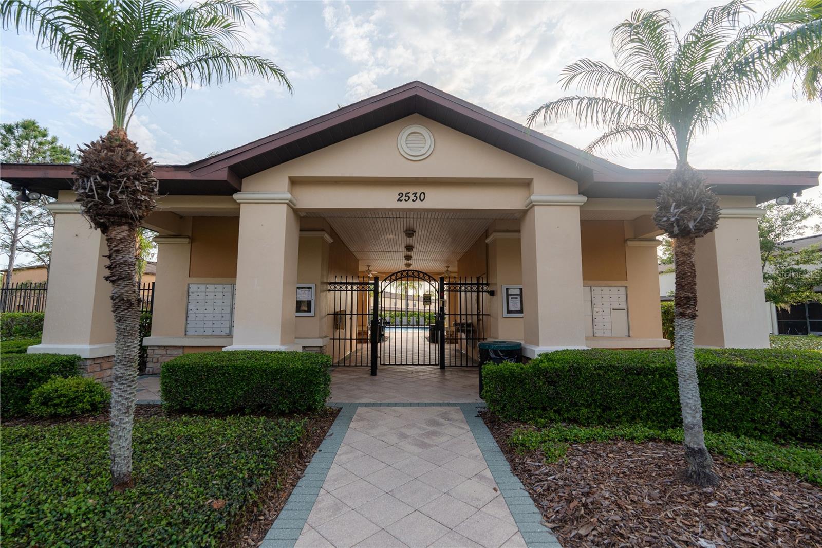 Listing photo id 1 for 2633 Edgewater Falls Drive