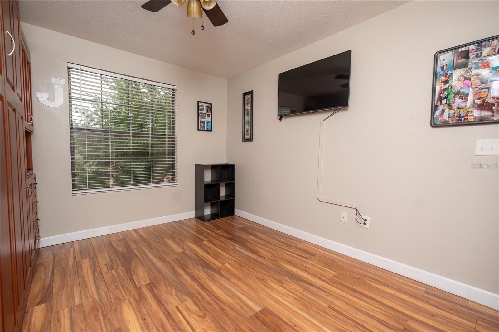 Listing photo id 30 for 2633 Edgewater Falls Drive