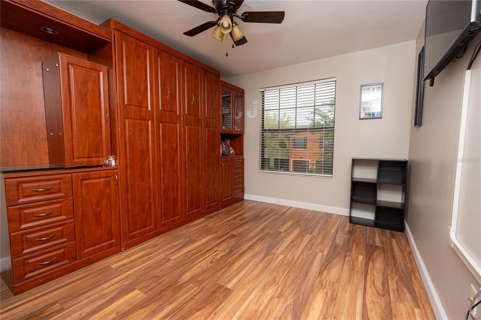 Listing photo id 31 for 2633 Edgewater Falls Drive