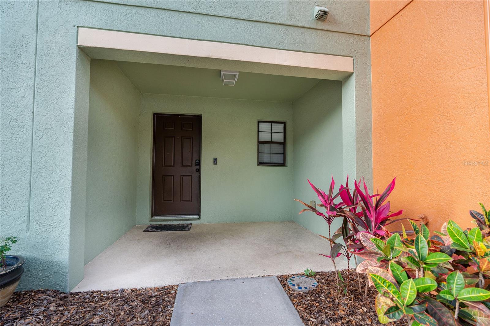 Listing photo id 2 for 2633 Edgewater Falls Drive