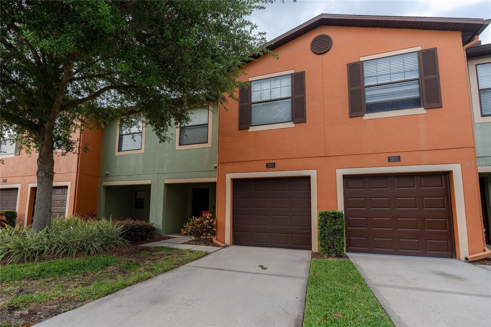 Listing photo id 3 for 2633 Edgewater Falls Drive