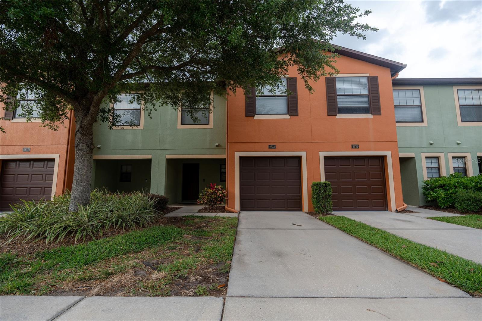 Listing photo id 4 for 2633 Edgewater Falls Drive