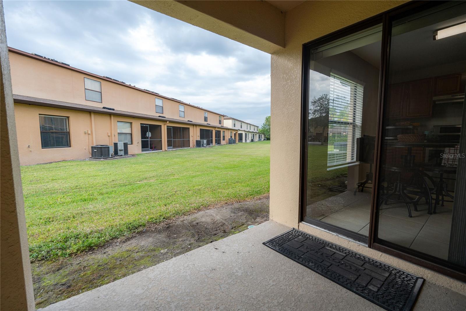 Listing photo id 5 for 2633 Edgewater Falls Drive