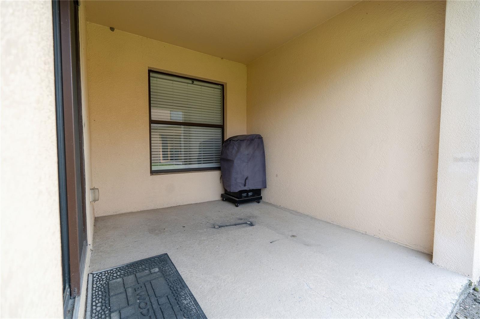 Listing photo id 6 for 2633 Edgewater Falls Drive