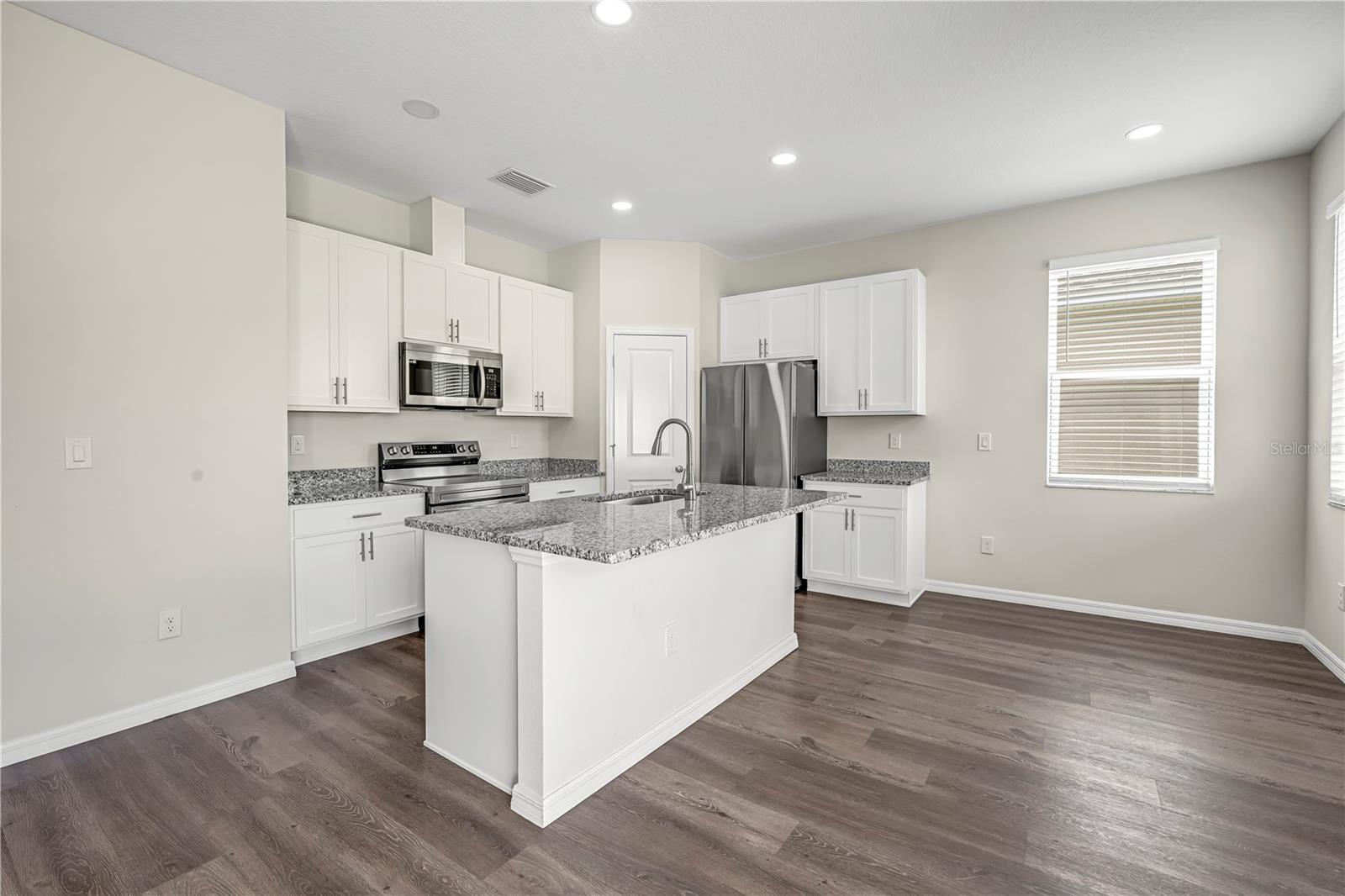 Listing photo id 8 for 9081 Wade Street