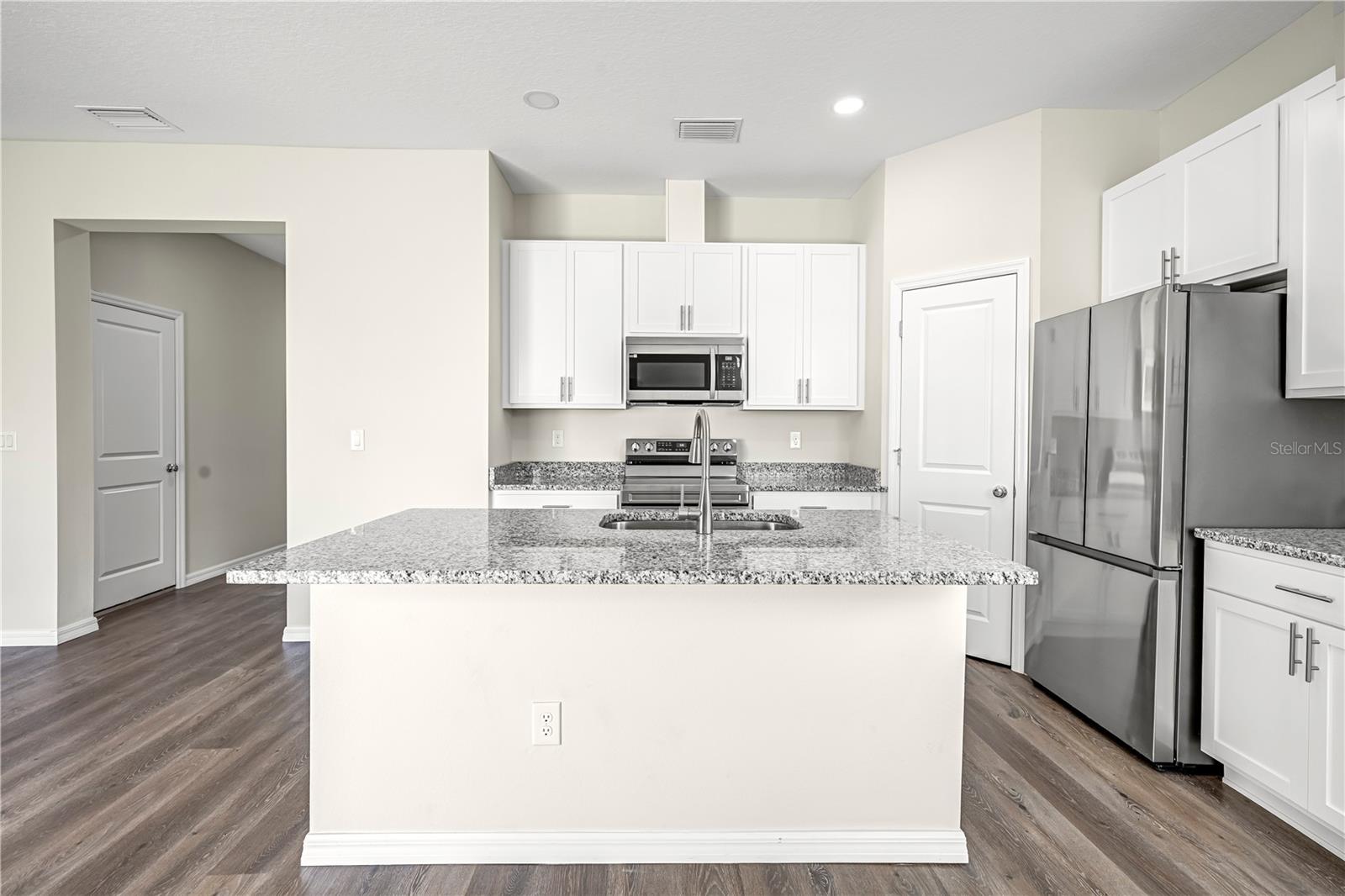 Listing photo id 10 for 9081 Wade Street