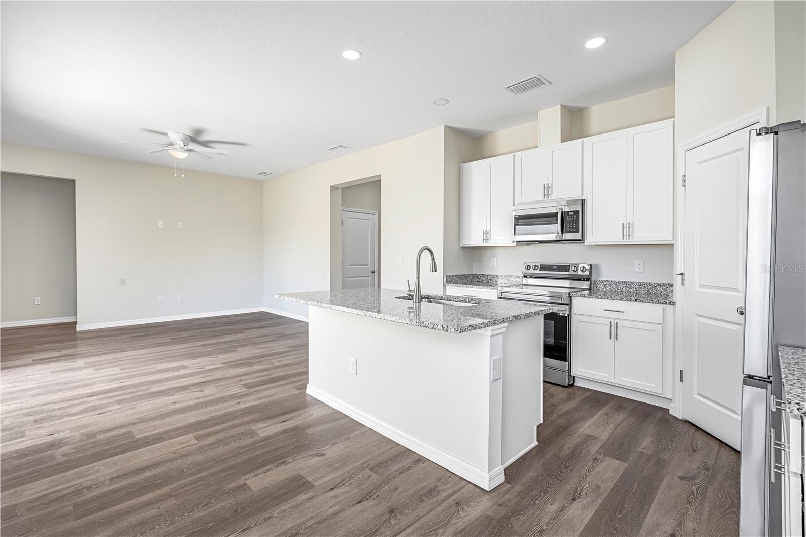 Listing photo id 11 for 9081 Wade Street