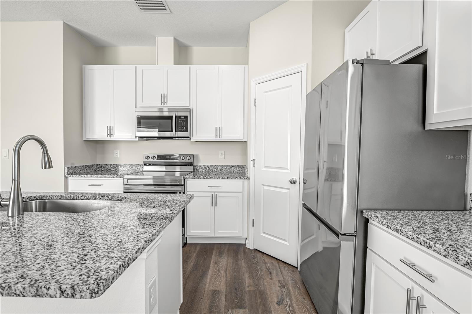 Listing photo id 12 for 9081 Wade Street