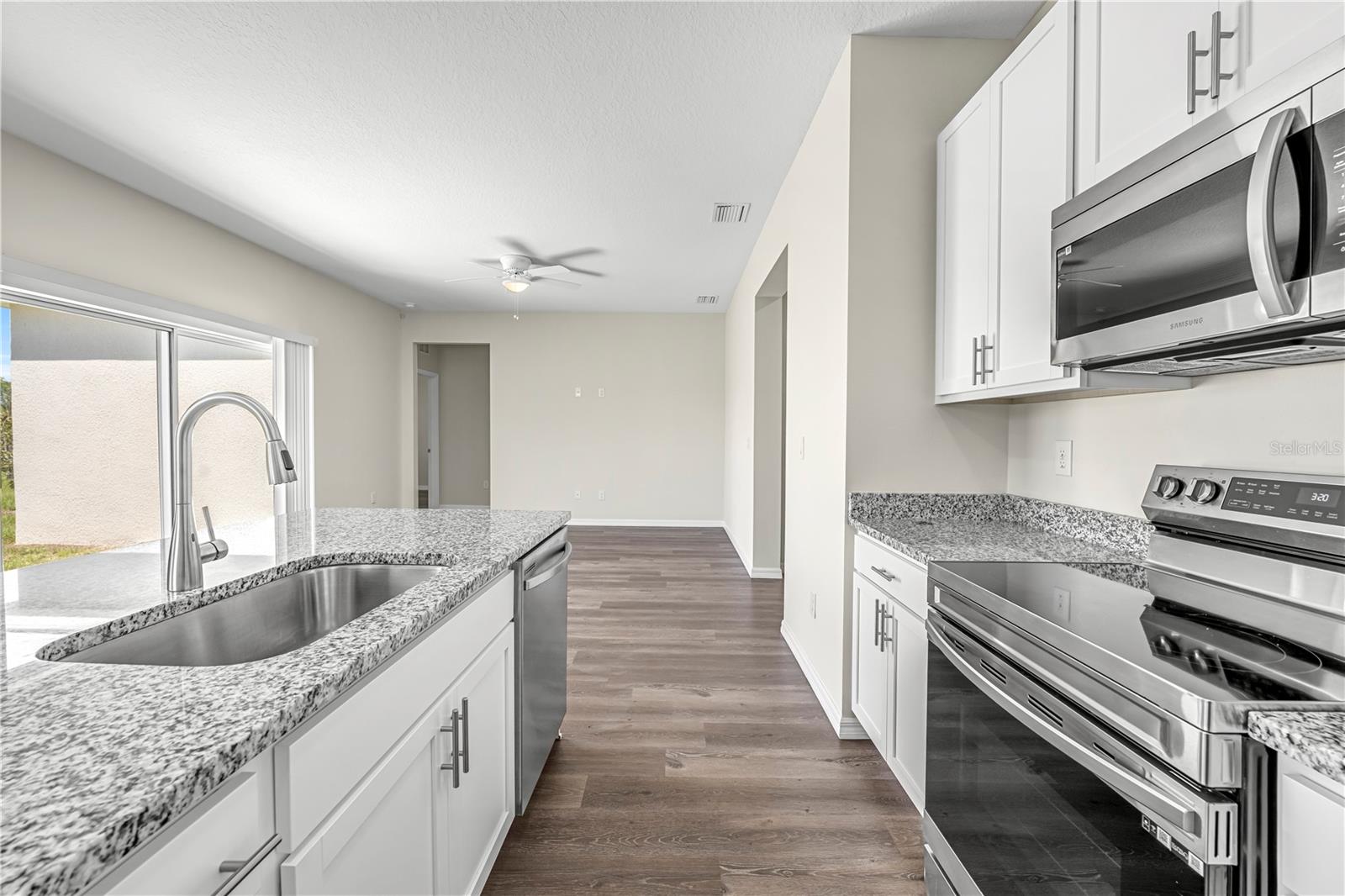 Listing photo id 13 for 9081 Wade Street