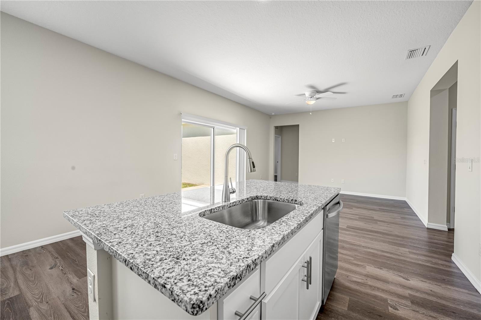 Listing photo id 14 for 9081 Wade Street