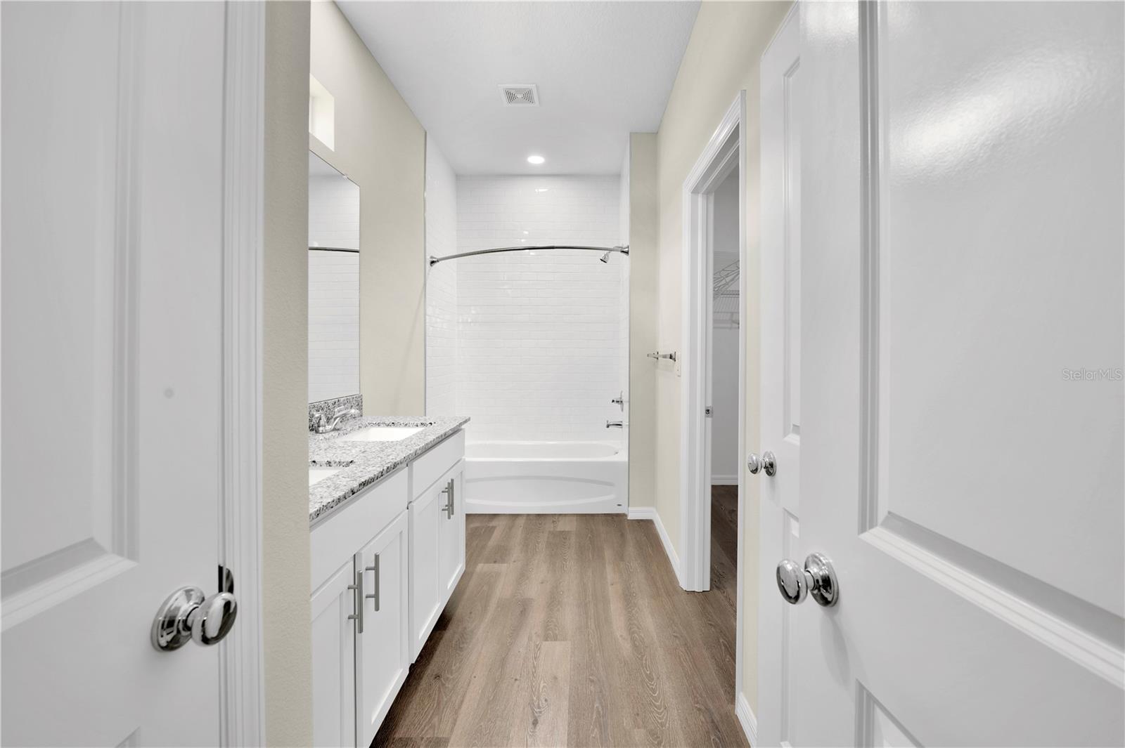 Listing photo id 25 for 9081 Wade Street
