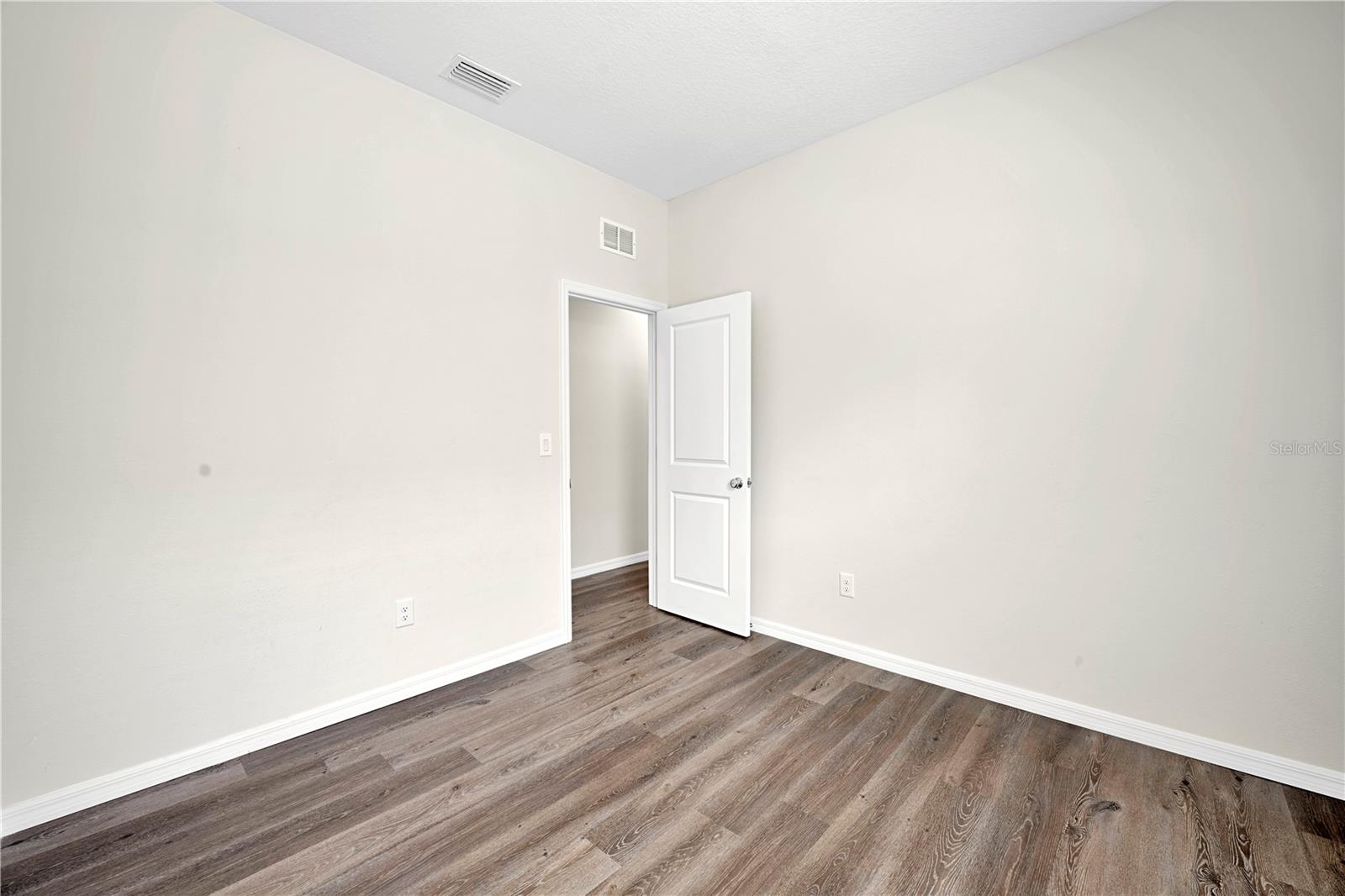 Listing photo id 34 for 9081 Wade Street