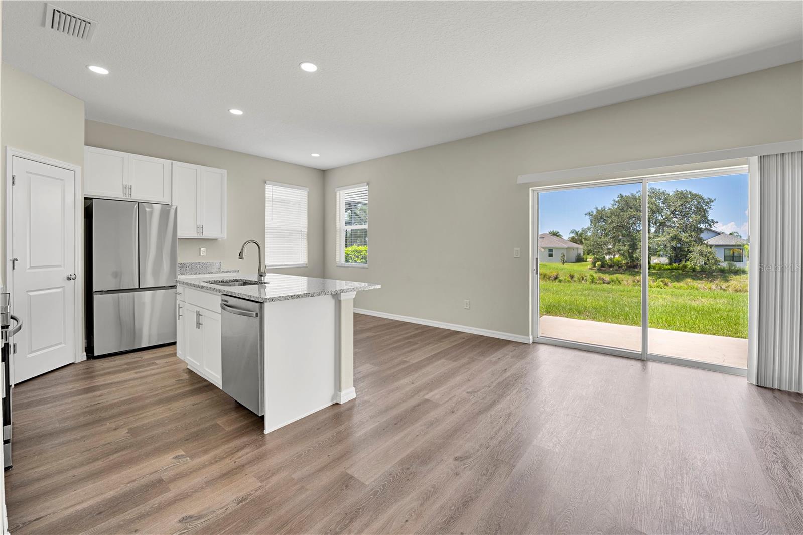 Listing photo id 6 for 9081 Wade Street