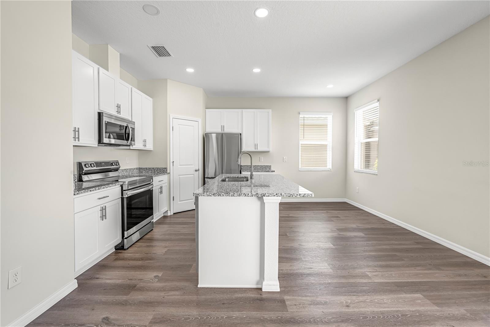 Listing photo id 7 for 9081 Wade Street
