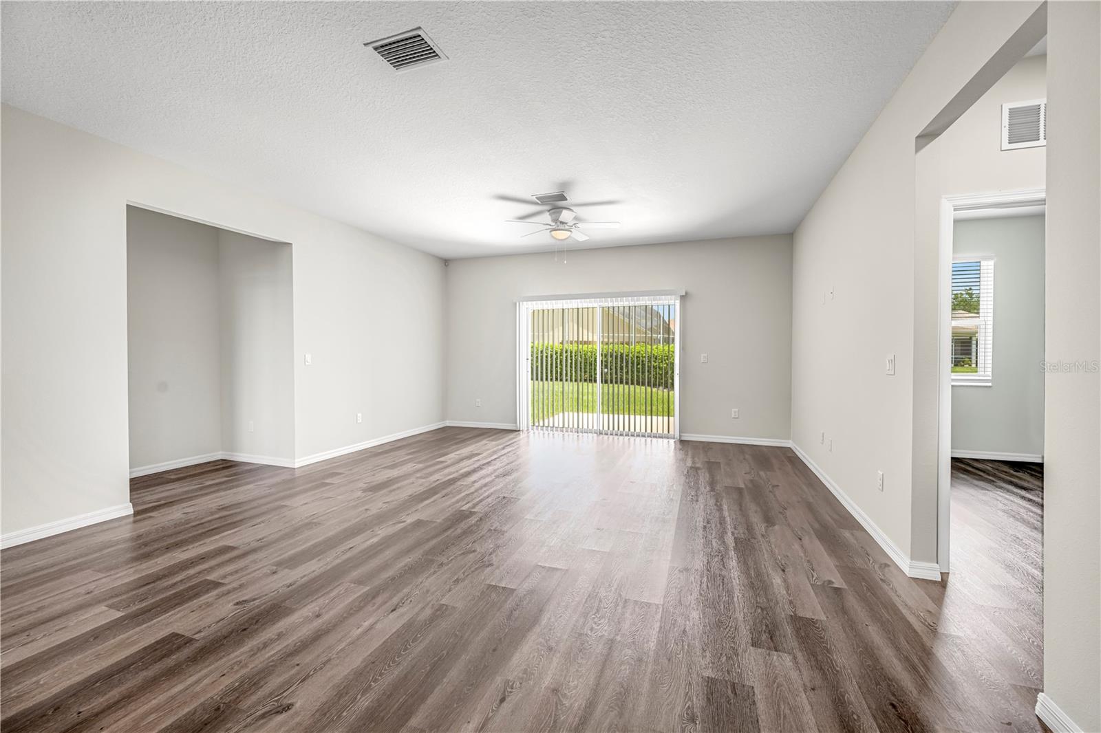 Listing photo id 7 for 10148 Duffy Circle