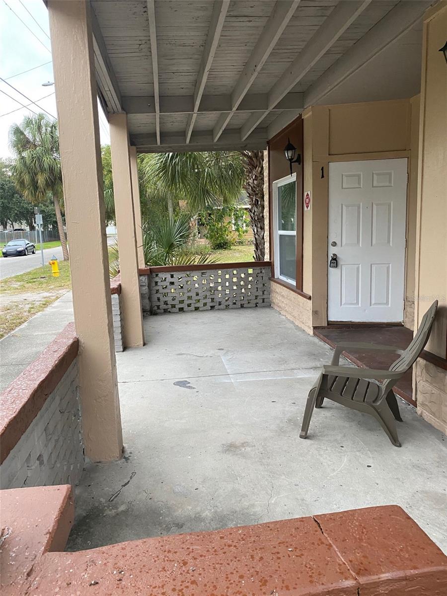 Listing photo id 2 for 610 14th Street N 2