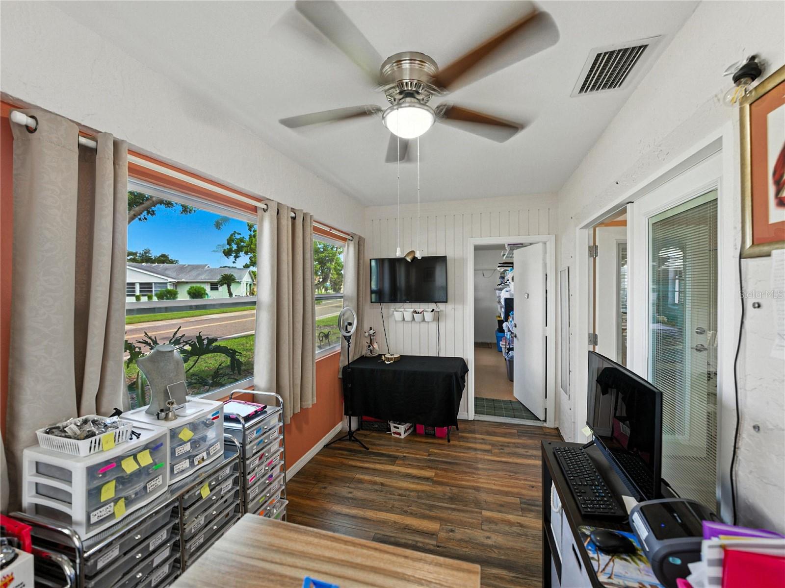 Image 16 of 42 For 322 Gloucester Boulevard 322