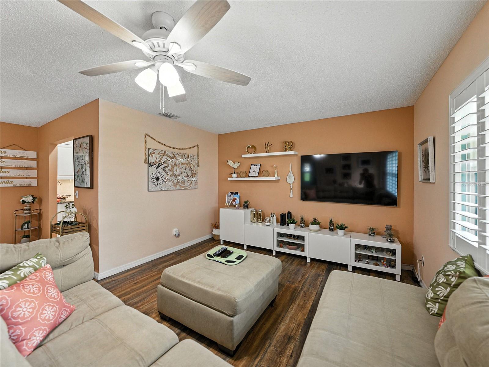 Image 4 of 42 For 322 Gloucester Boulevard 322