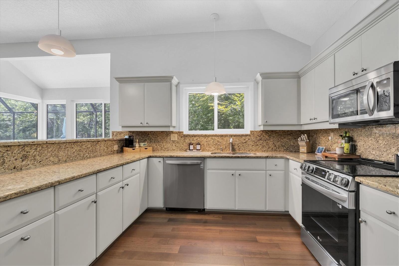 Listing photo id 11 for 300 Cascade Lane