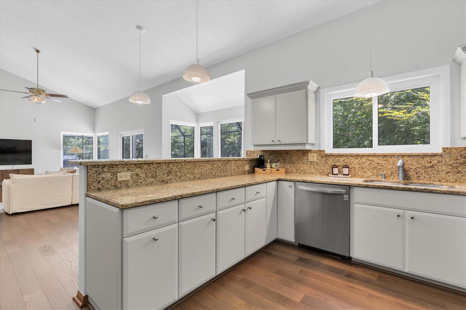 Listing photo id 12 for 300 Cascade Lane