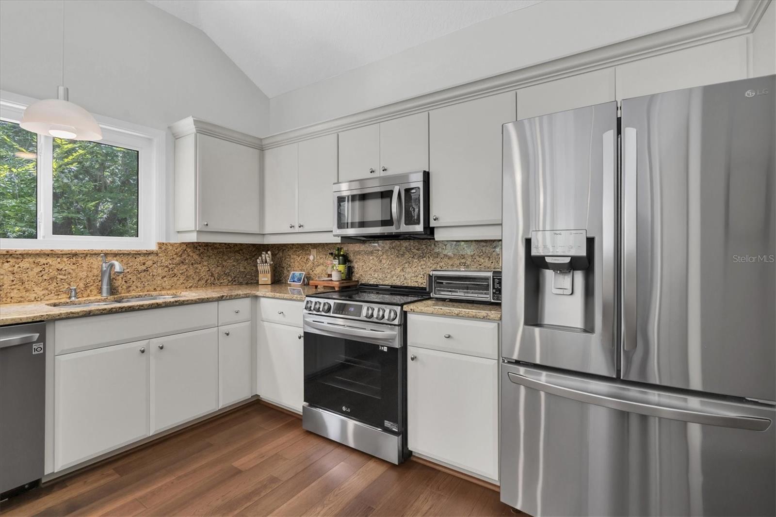 Listing photo id 13 for 300 Cascade Lane