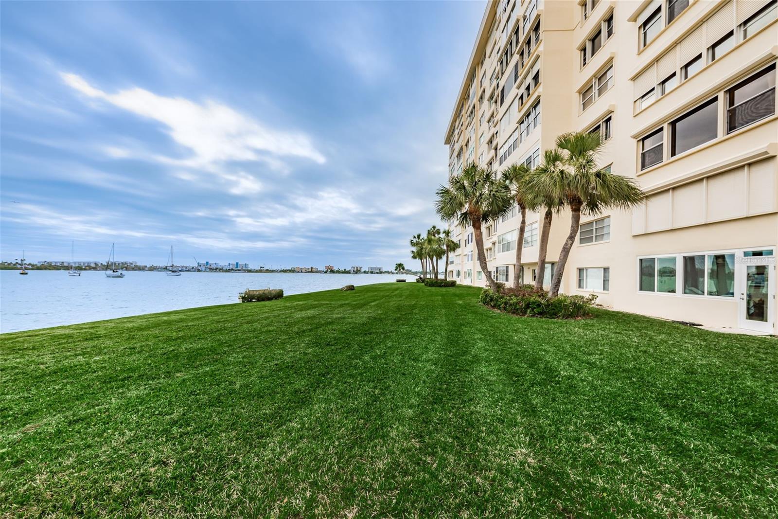 Image 31 of 55 For 4775 Cove Circle 904