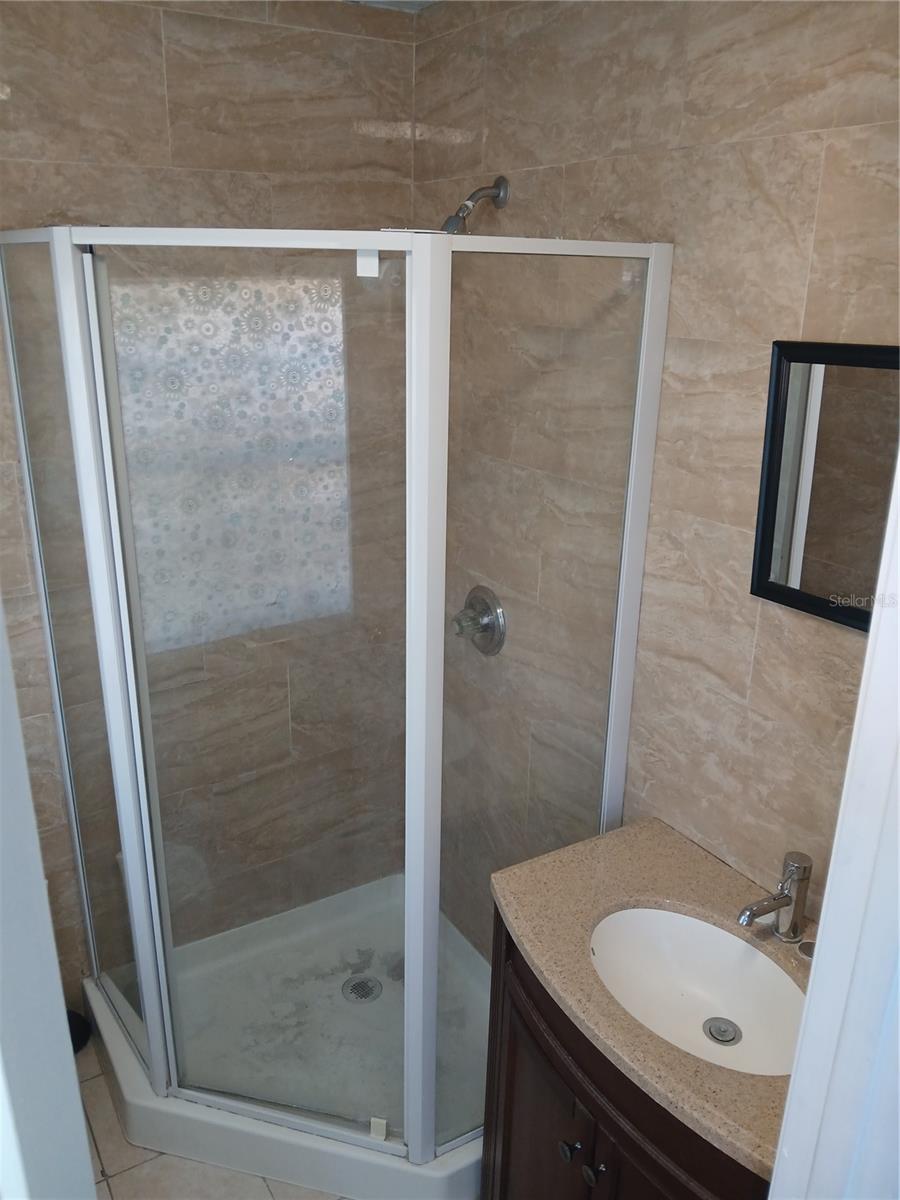 Listing photo id 8 for 604 Alden Avenue B1
