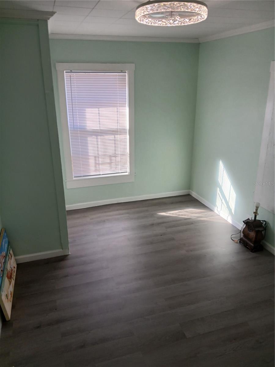 Listing photo id 2 for 604 Alden Avenue B1