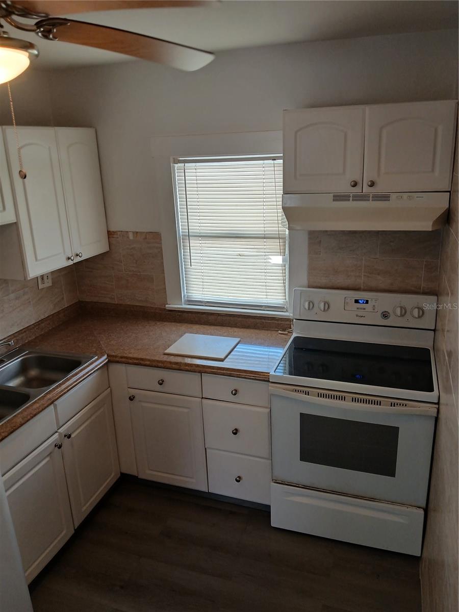 Listing photo id 3 for 604 Alden Avenue B1