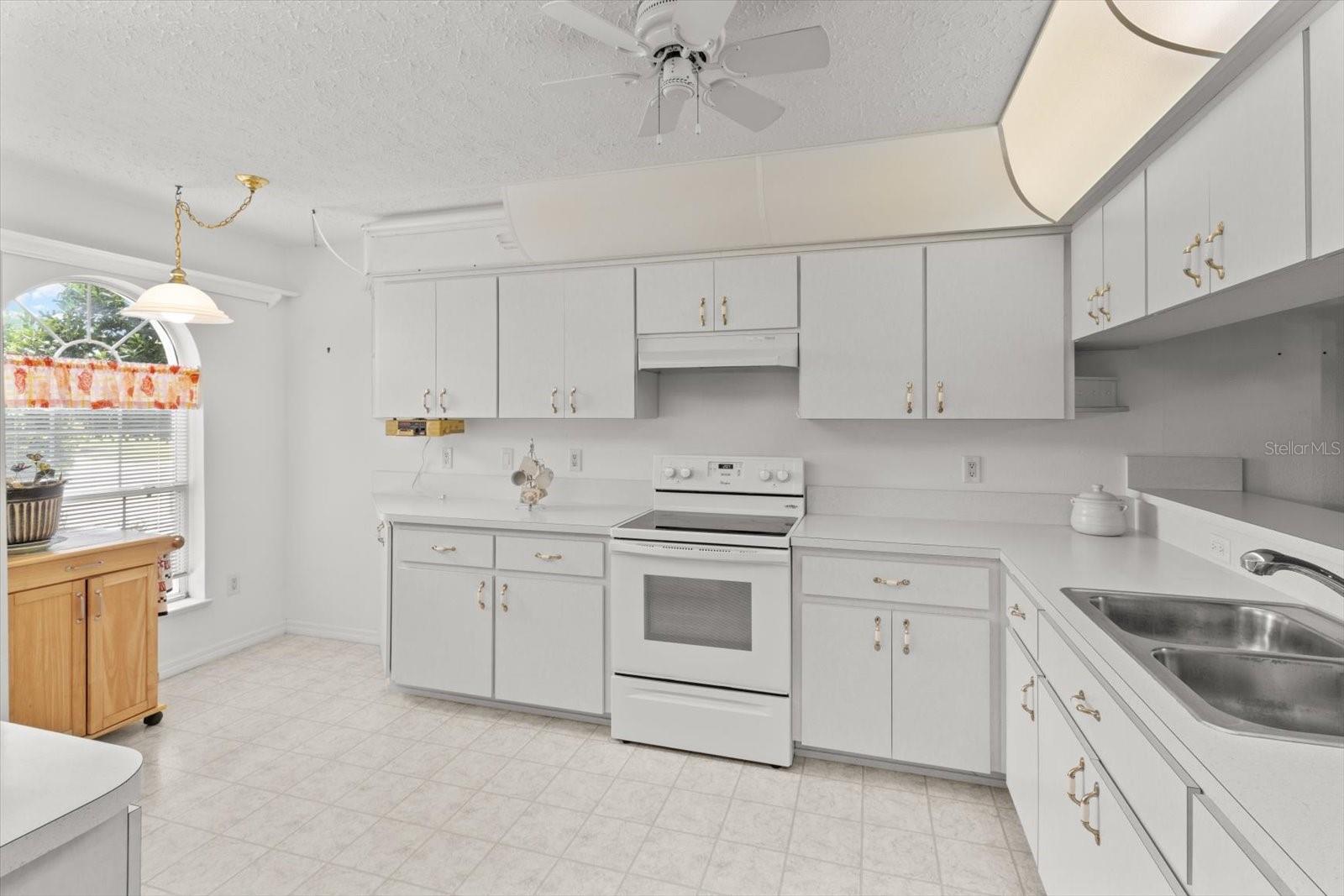 Image 5 of 46 For 824 Lanark Drive
