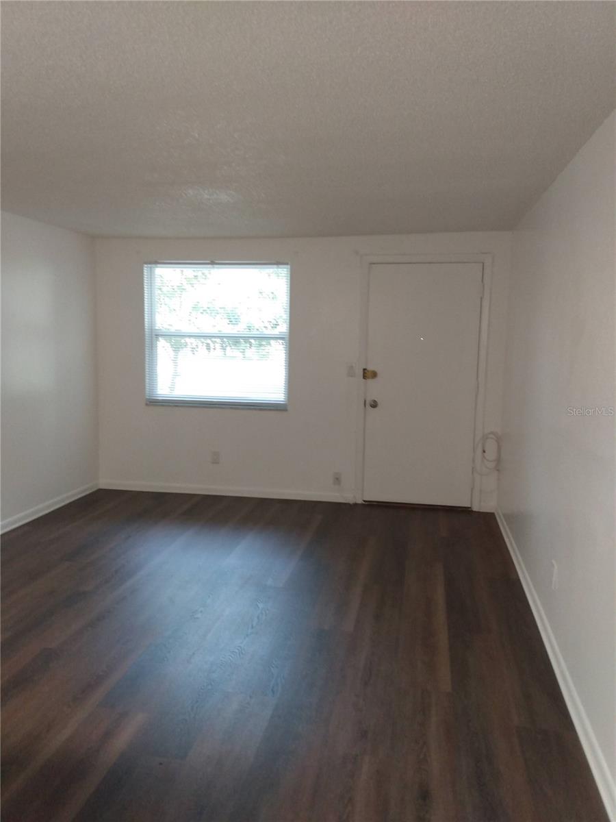 Listing photo id 0 for 116 Jefferson Circle N 4