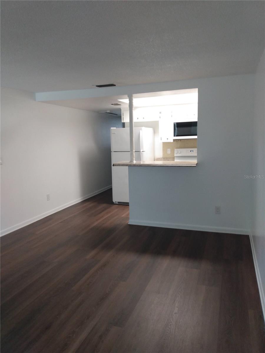 Listing photo id 1 for 116 Jefferson Circle N 4