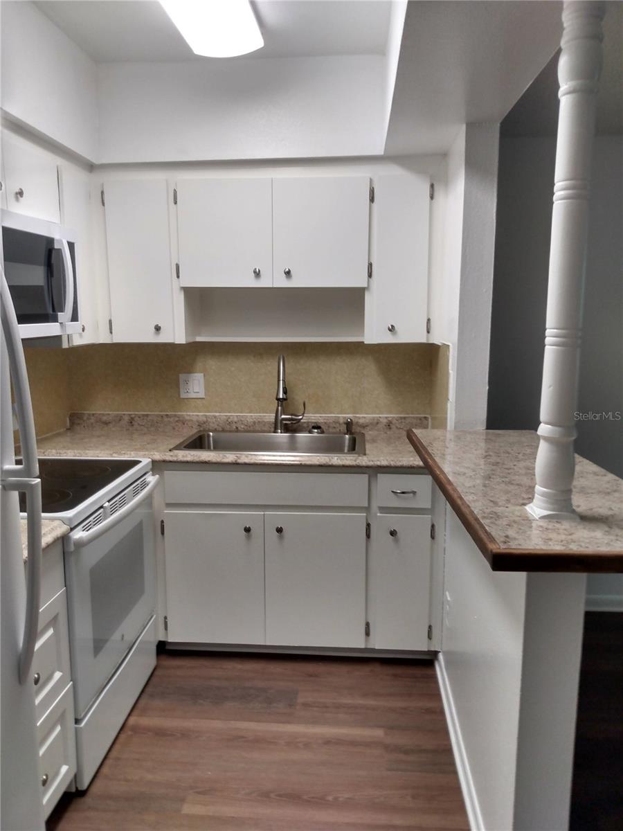 Listing photo id 2 for 116 Jefferson Circle N 4