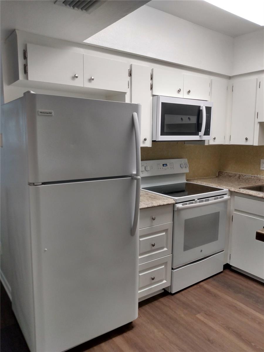 Listing photo id 3 for 116 Jefferson Circle N 4