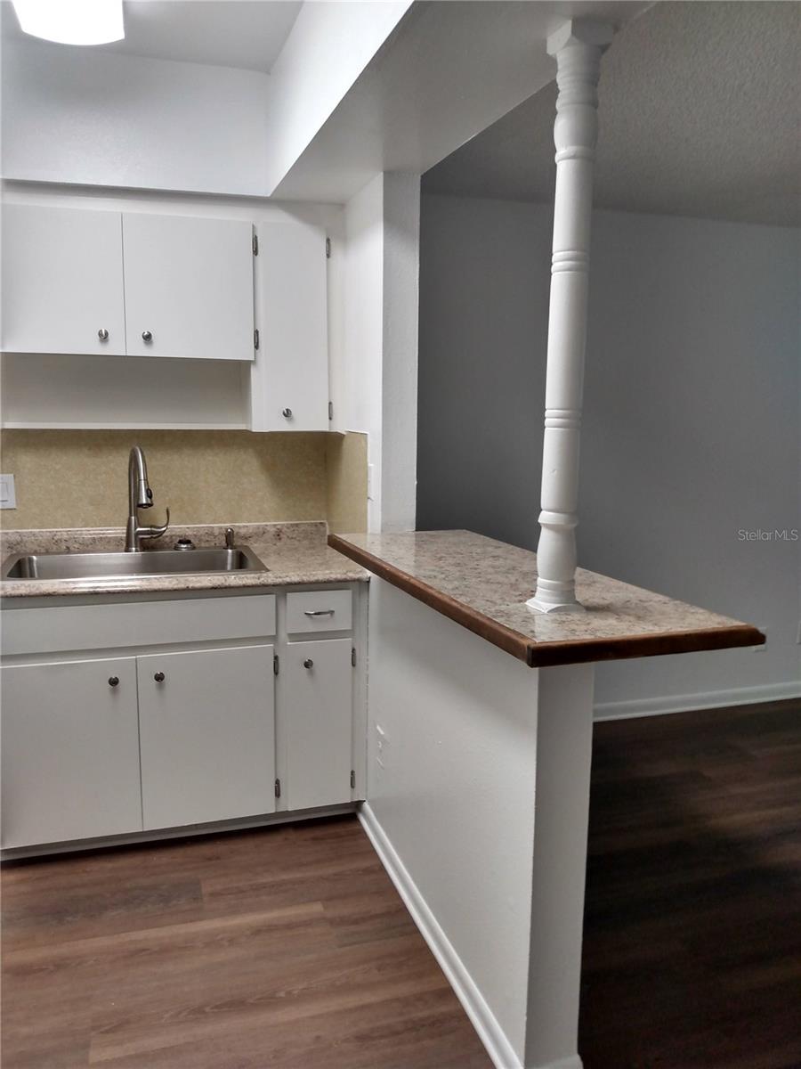 Listing photo id 4 for 116 Jefferson Circle N 4
