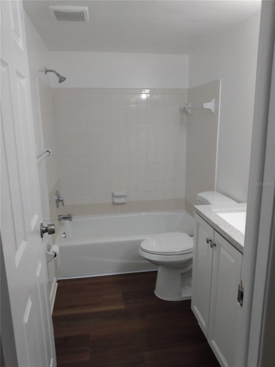 Listing photo id 5 for 116 Jefferson Circle N 4