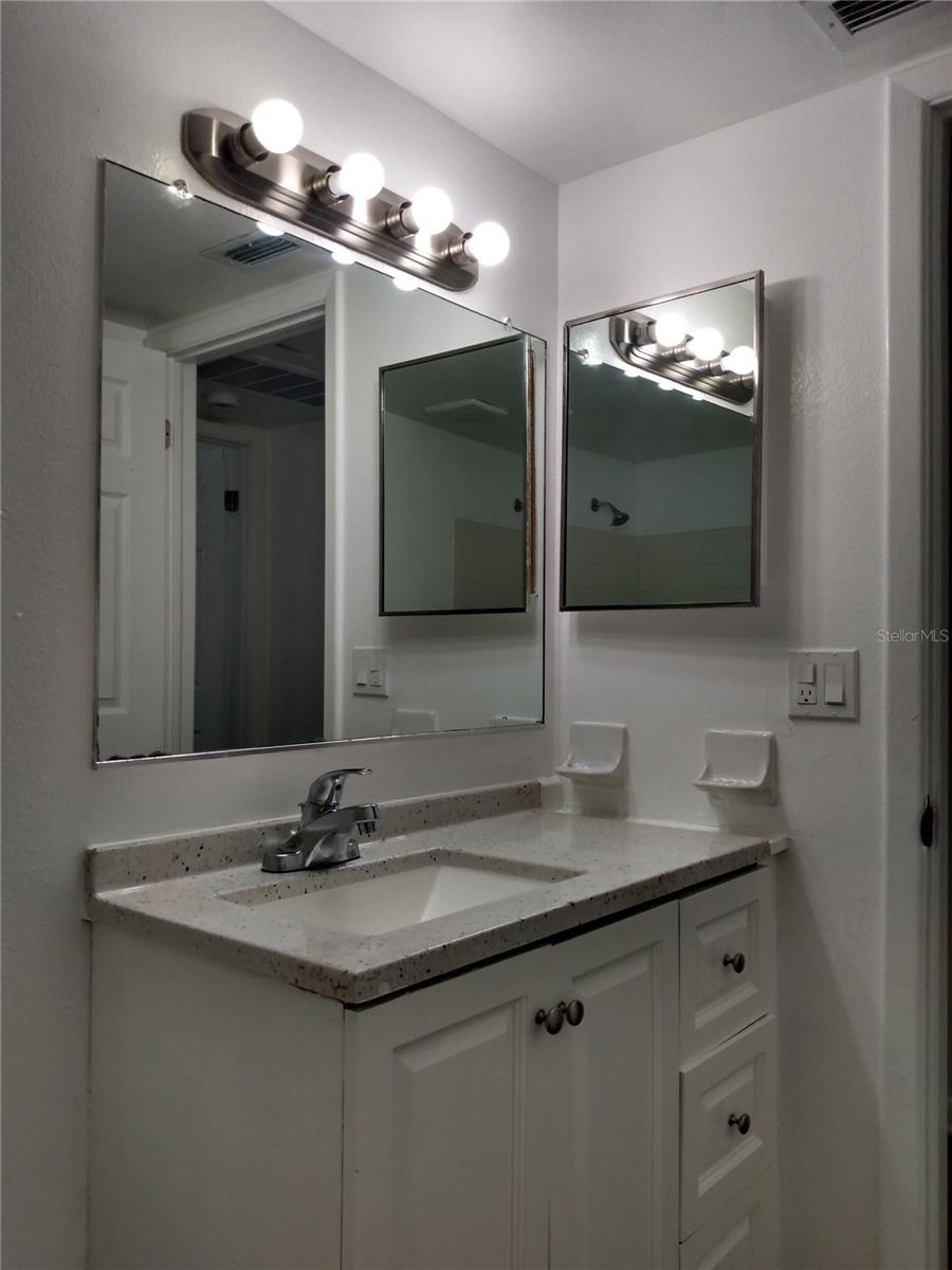 Listing photo id 6 for 116 Jefferson Circle N 4
