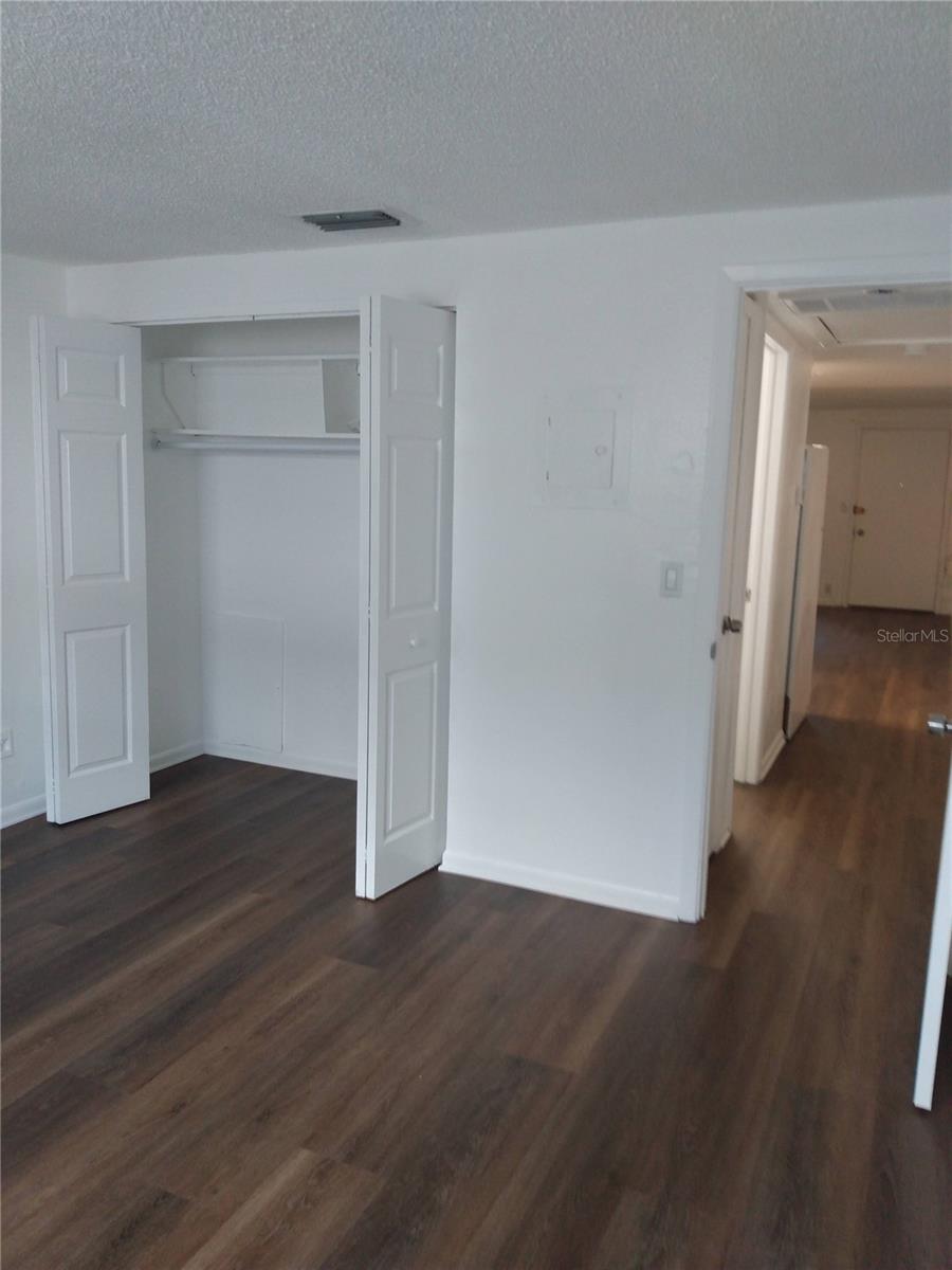 Listing photo id 7 for 116 Jefferson Circle N 4