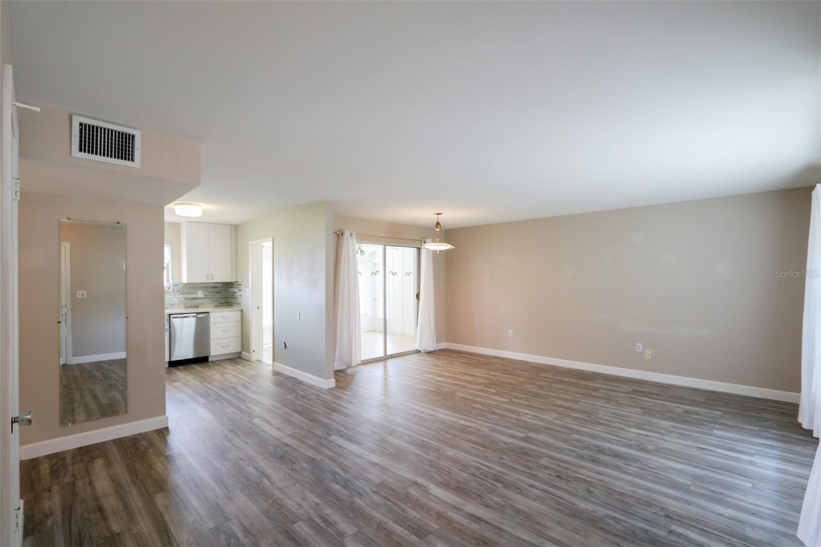 Listing photo id 8 for 1204 Harkness Way