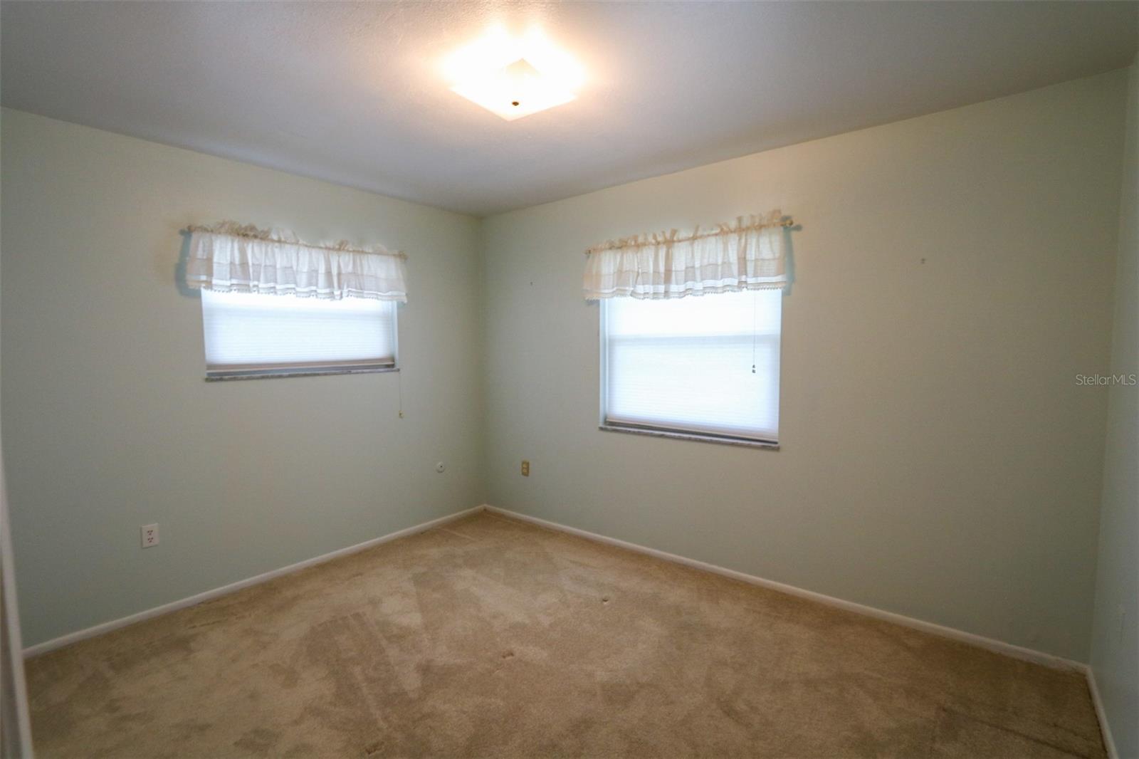 Listing photo id 11 for 1204 Harkness Way